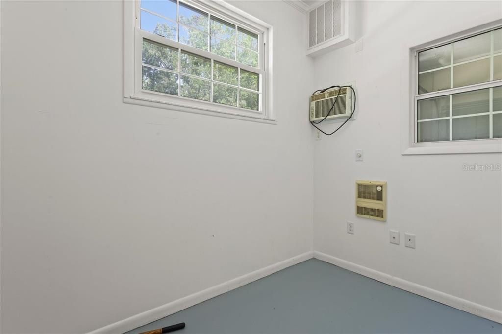 For Sale: $549,900 (4 beds, 2 baths, 2784 Square Feet)