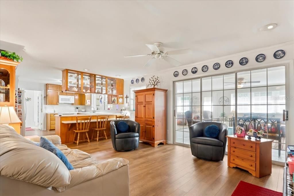 For Sale: $549,900 (4 beds, 2 baths, 2784 Square Feet)