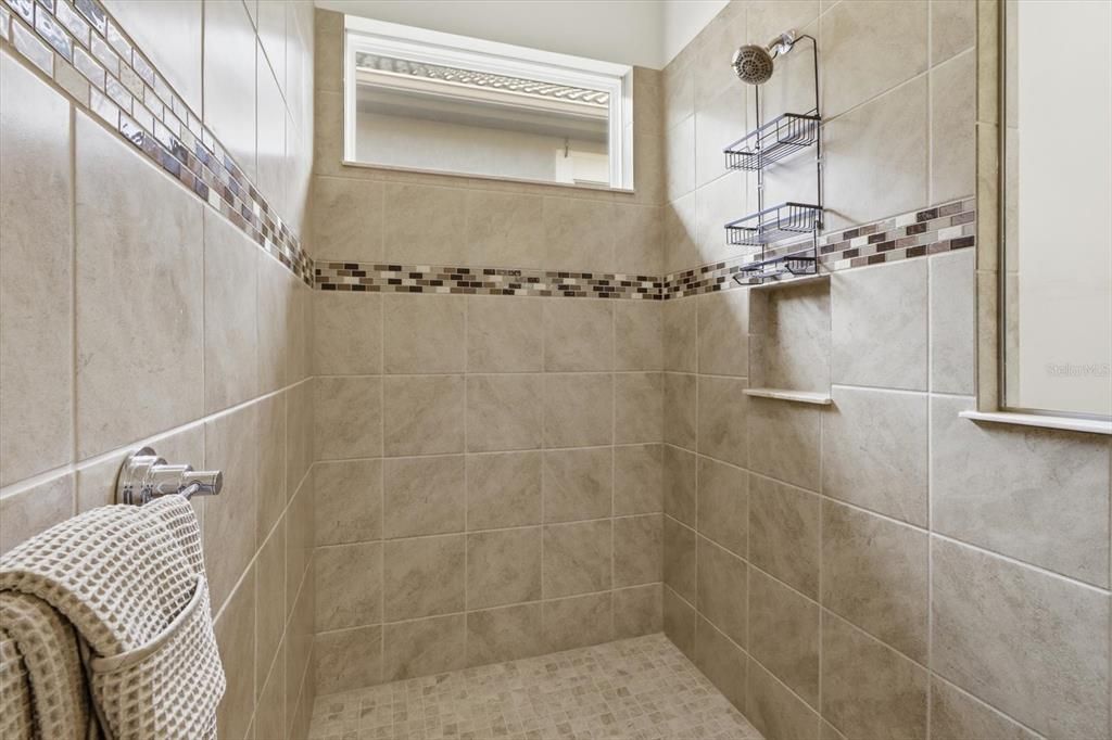 En Venta: $649,900 (3 camas, 2 baños, 1996 Pies cuadrados)