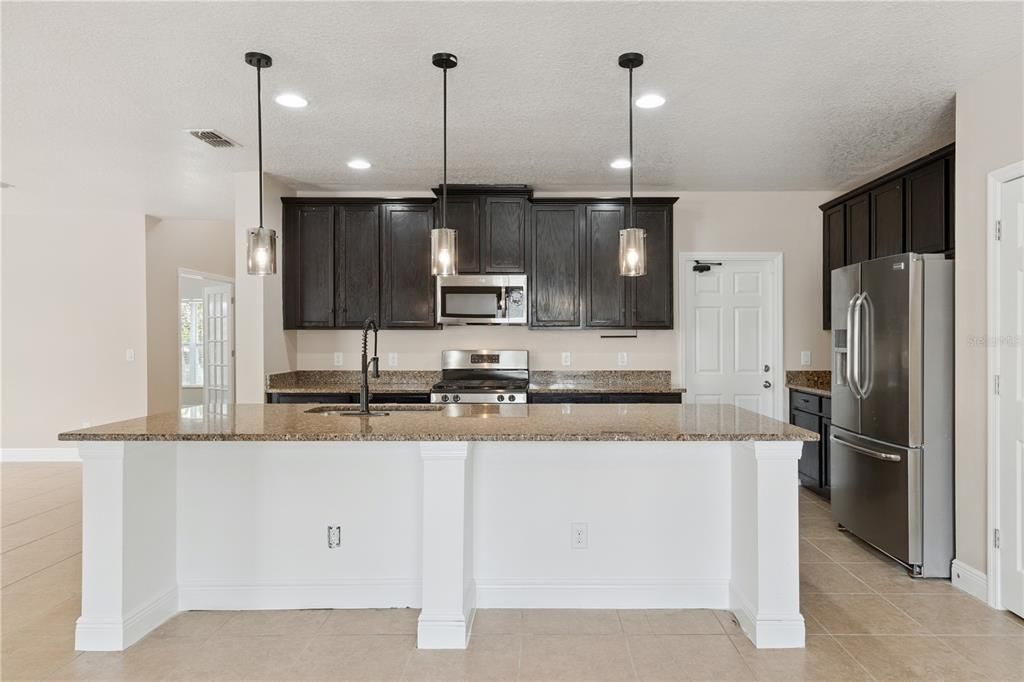 For Rent: $3,200 (4 beds, 2 baths, 2594 Square Feet)