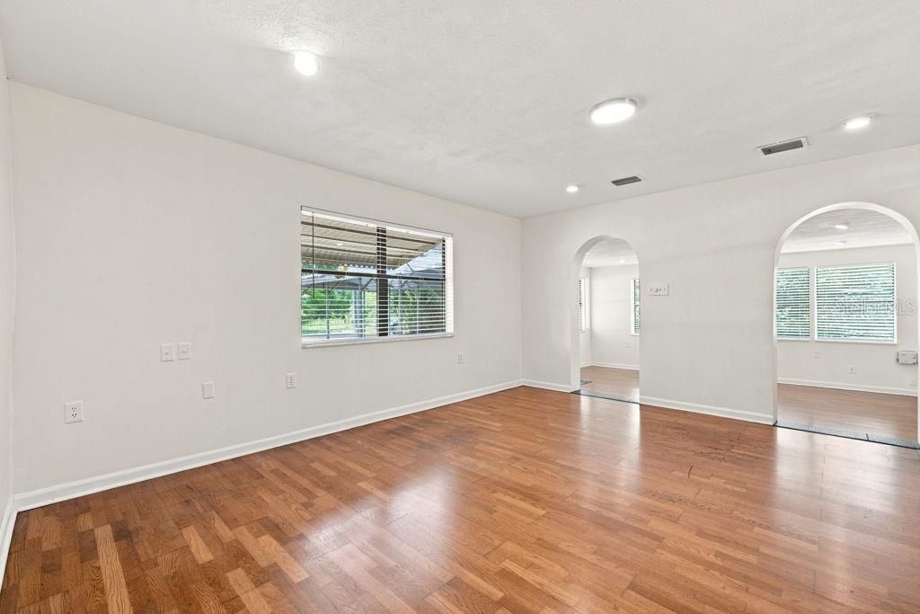 For Sale: $219,900 (2 beds, 2 baths, 1229 Square Feet)