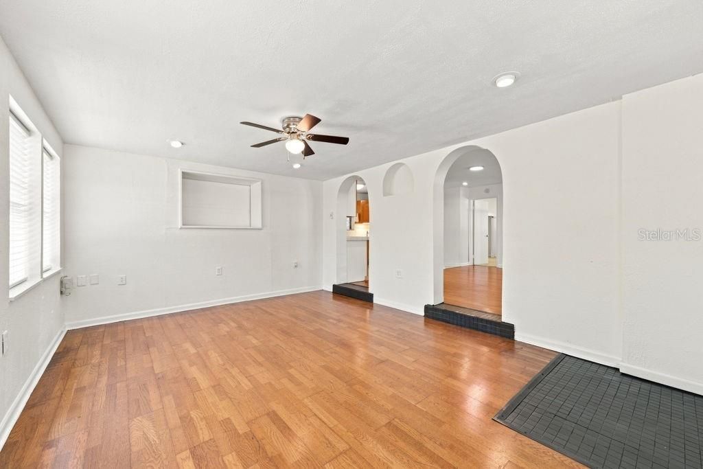 For Sale: $219,900 (2 beds, 2 baths, 1229 Square Feet)