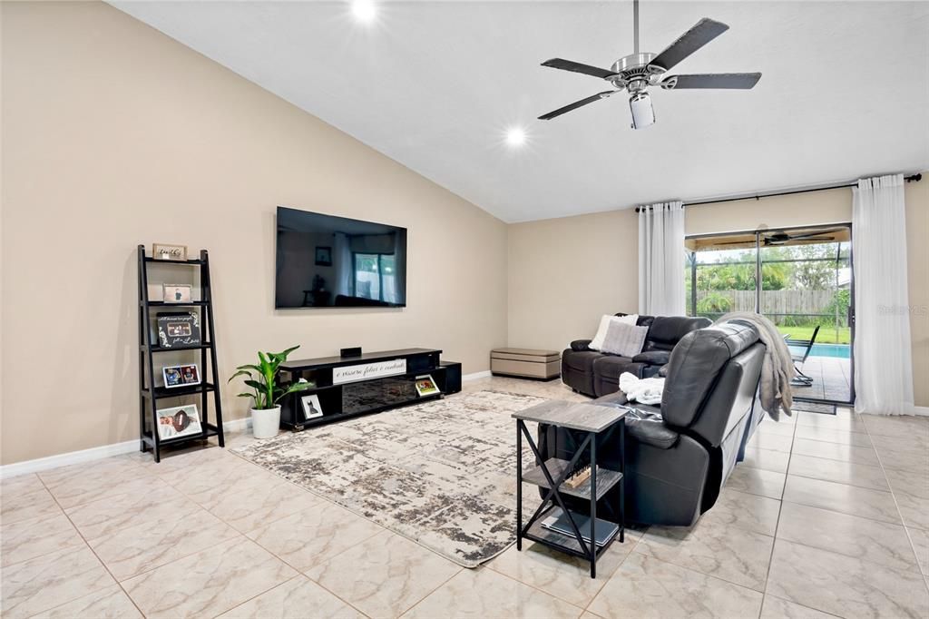 For Sale: $525,000 (4 beds, 2 baths, 1968 Square Feet)