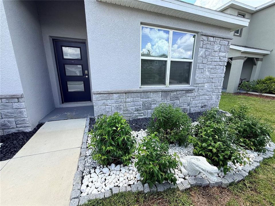 For Rent: $2,975 (4 beds, 2 baths, 1828 Square Feet)