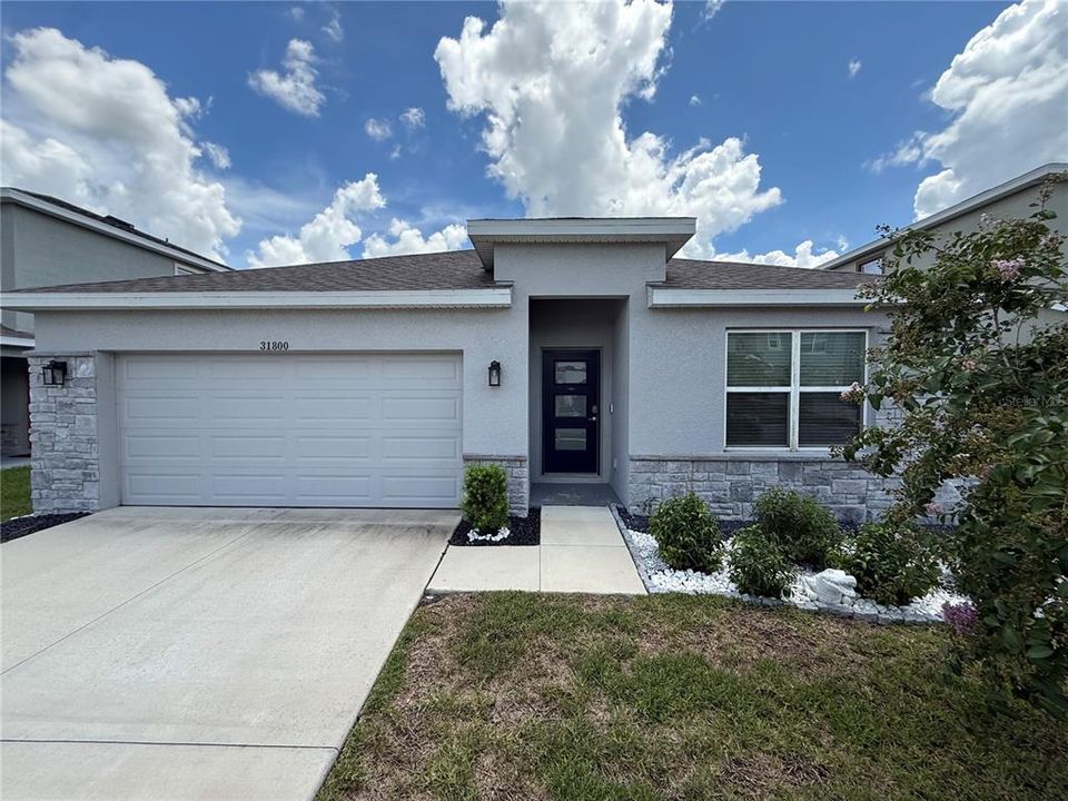 For Rent: $2,975 (4 beds, 2 baths, 1828 Square Feet)