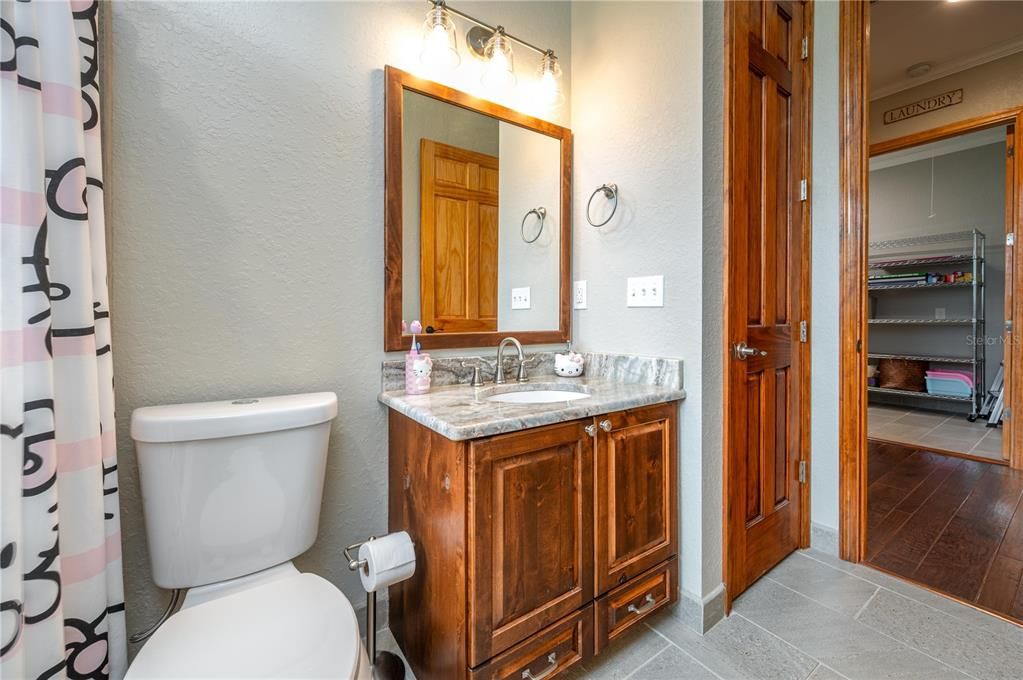 En Venta: $1,200,000 (4 camas, 3 baños, 3200 Pies cuadrados)