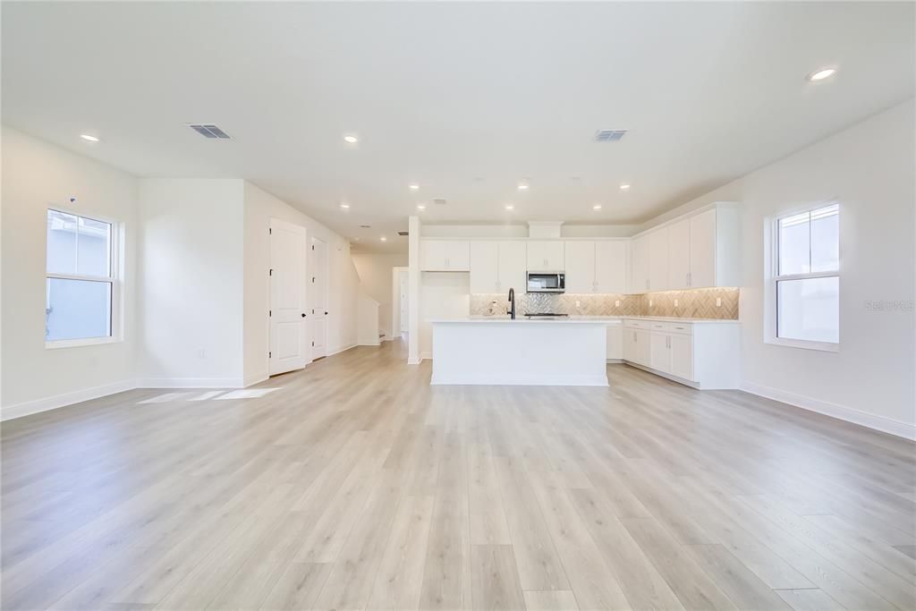 Activo con contrato: $629,000 (4 camas, 2 baños, 2557 Pies cuadrados)