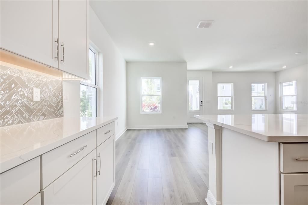 Activo con contrato: $629,000 (4 camas, 2 baños, 2557 Pies cuadrados)