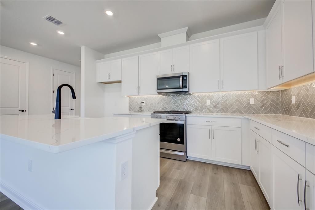 Activo con contrato: $629,000 (4 camas, 2 baños, 2557 Pies cuadrados)