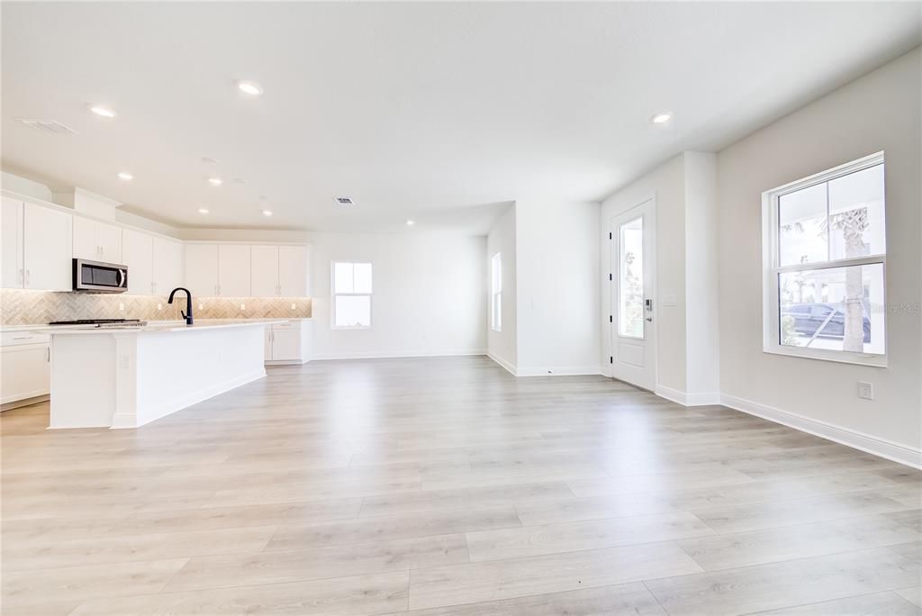 Activo con contrato: $629,000 (4 camas, 2 baños, 2557 Pies cuadrados)