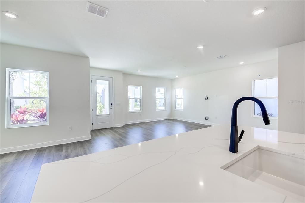 Activo con contrato: $629,000 (4 camas, 2 baños, 2557 Pies cuadrados)