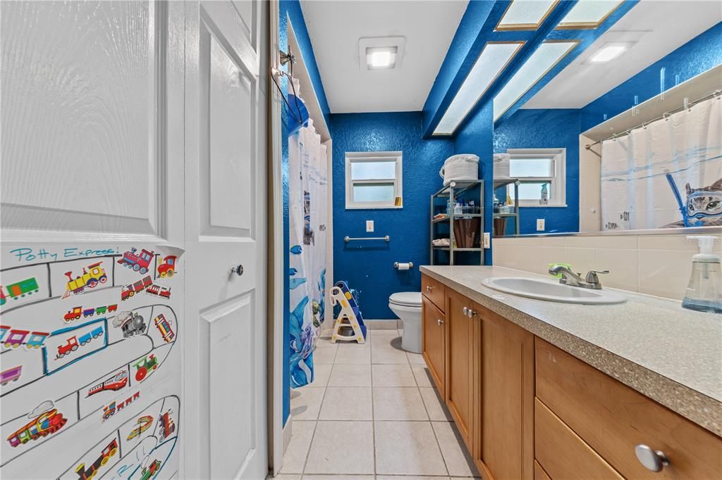 En Venta: $439,900 (4 camas, 3 baños, 2687 Pies cuadrados)