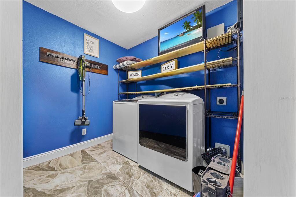 En Venta: $439,900 (4 camas, 3 baños, 2687 Pies cuadrados)