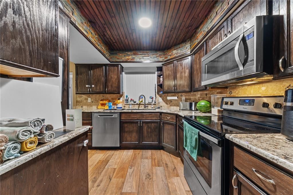 En Venta: $439,900 (4 camas, 3 baños, 2687 Pies cuadrados)