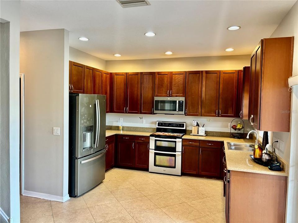 For Sale: $490,000 (5 beds, 3 baths, 2645 Square Feet)