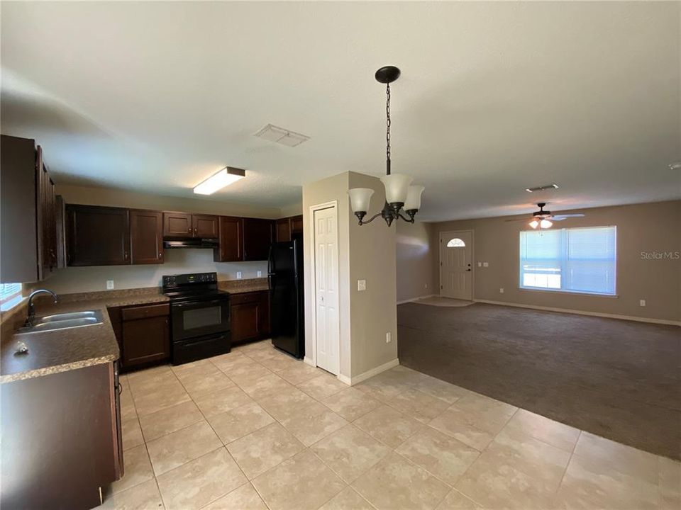 For Rent: $1,650 (3 beds, 2 baths, 1369 Square Feet)