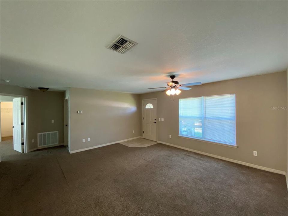 For Rent: $1,650 (3 beds, 2 baths, 1369 Square Feet)