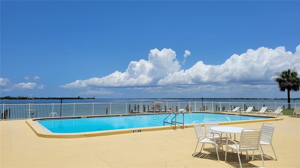 For Rent: $2,300 (2 beds, 2 baths, 882 Square Feet)