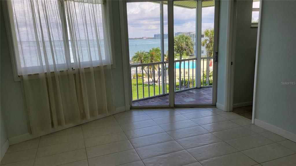 For Rent: $2,300 (2 beds, 2 baths, 882 Square Feet)