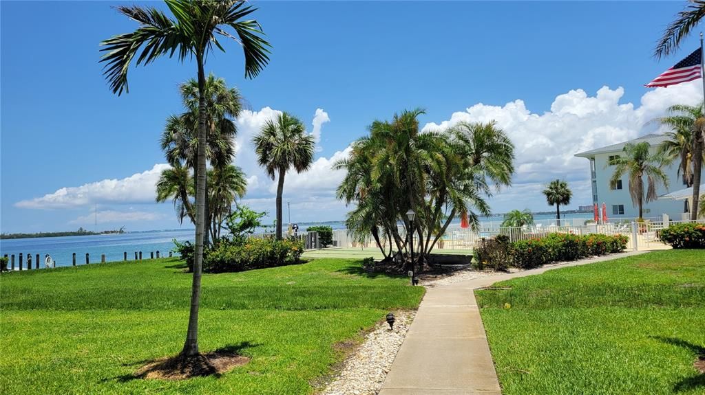 For Rent: $2,300 (2 beds, 2 baths, 882 Square Feet)