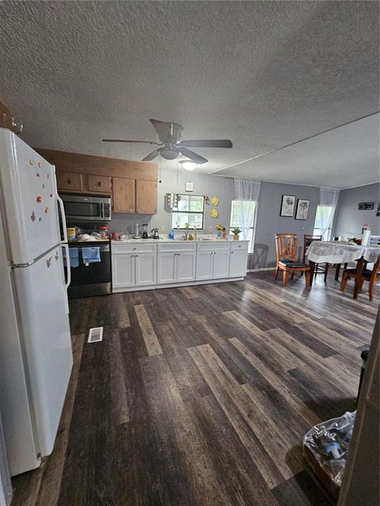 For Sale: $139,900 (3 beds, 2 baths, 1352 Square Feet)