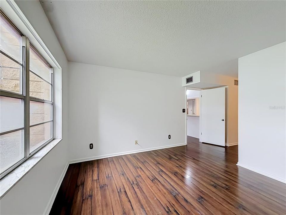 For Sale: $123,900 (2 beds, 2 baths, 1148 Square Feet)
