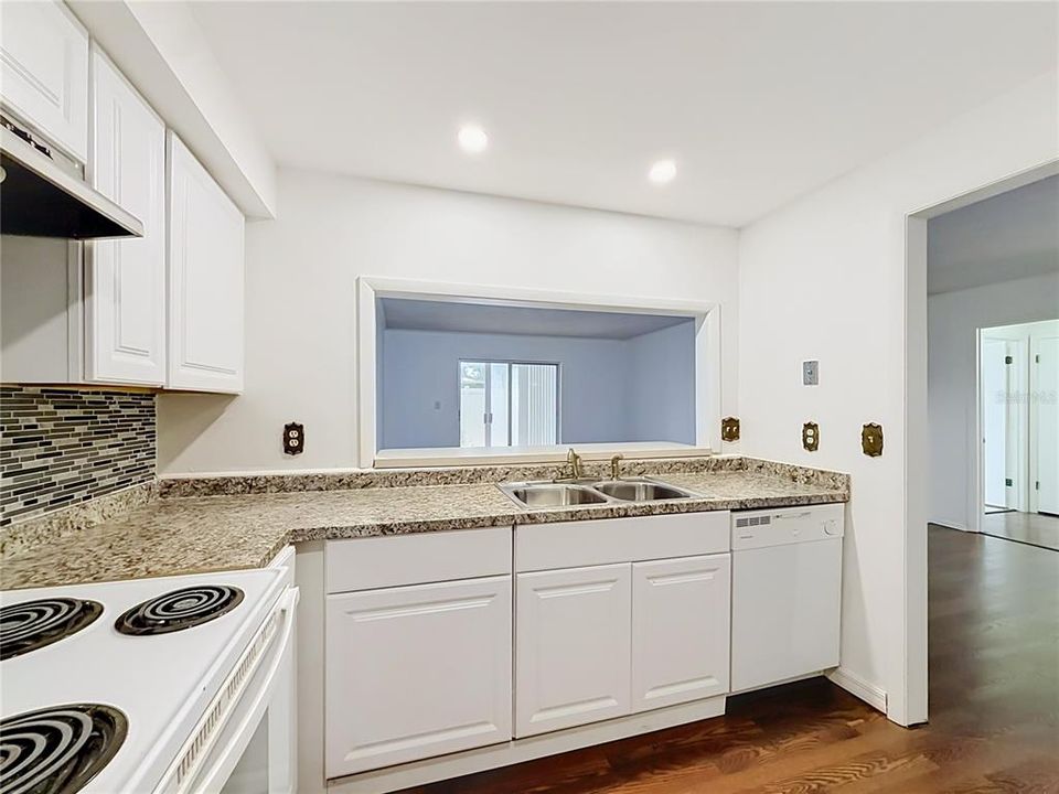 For Sale: $123,900 (2 beds, 2 baths, 1148 Square Feet)