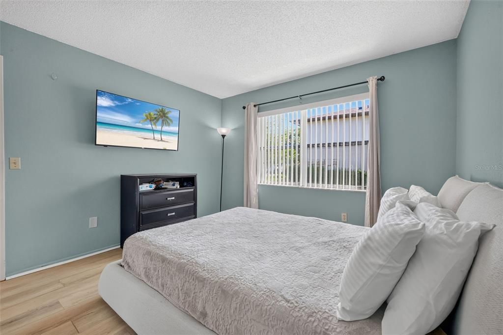 For Sale: $145,000 (2 beds, 2 baths, 860 Square Feet)