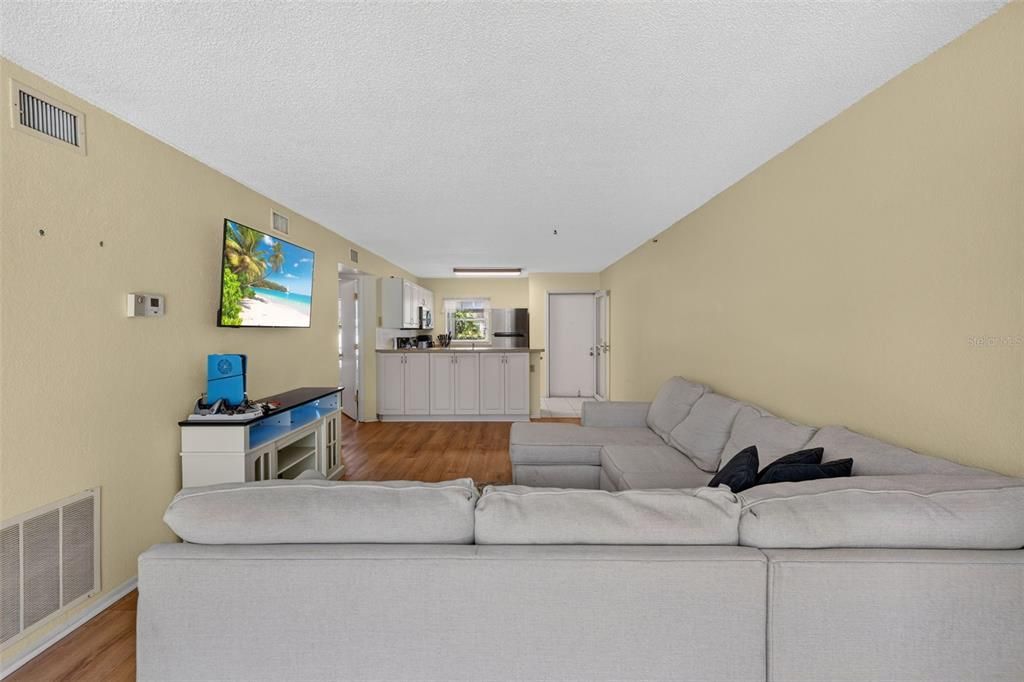 For Sale: $145,000 (2 beds, 2 baths, 860 Square Feet)