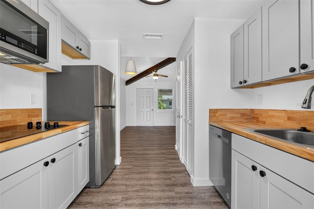 For Sale: $625,000 (6 beds, 3 baths, 1894 Square Feet)