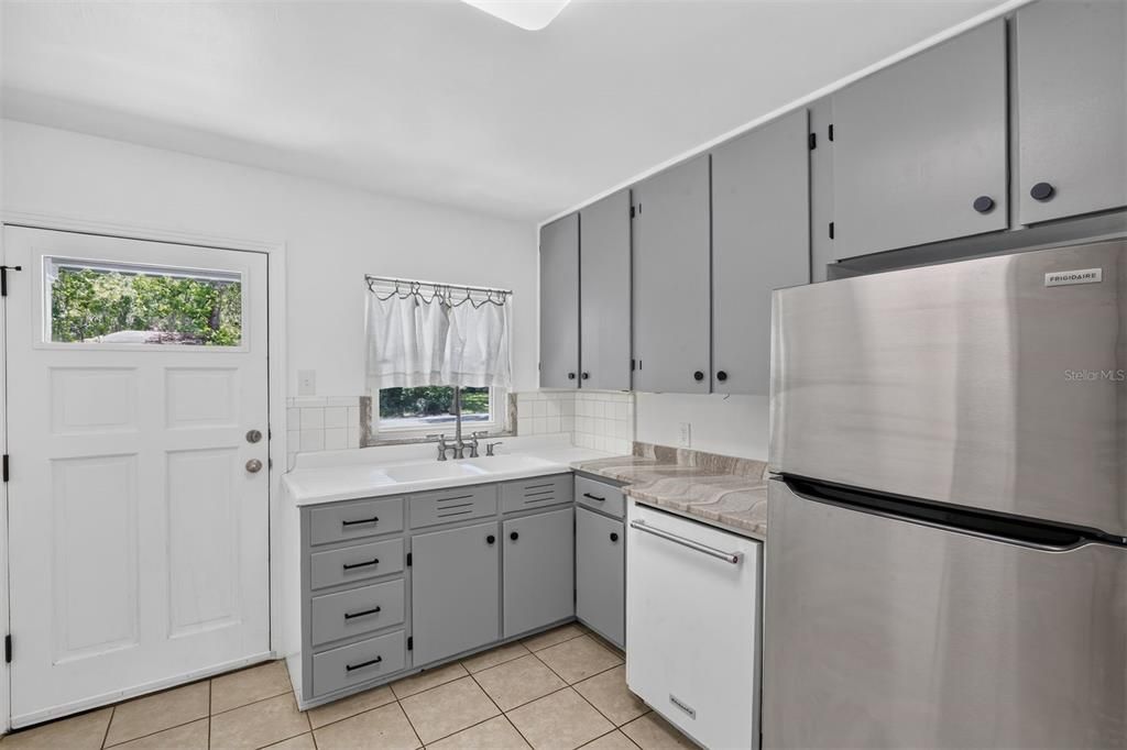 For Sale: $625,000 (6 beds, 3 baths, 1894 Square Feet)
