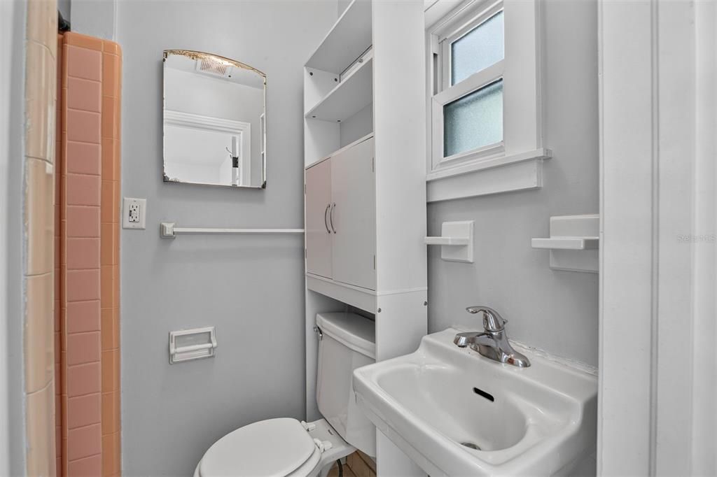 For Sale: $625,000 (6 beds, 3 baths, 1894 Square Feet)