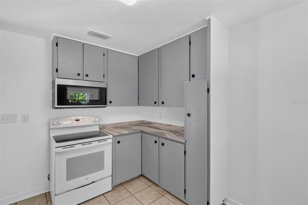 For Sale: $625,000 (6 beds, 3 baths, 1894 Square Feet)
