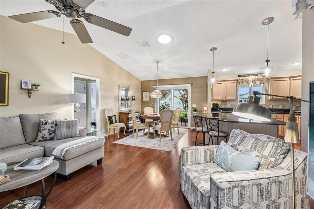 For Sale: $334,900 (3 beds, 2 baths, 1392 Square Feet)