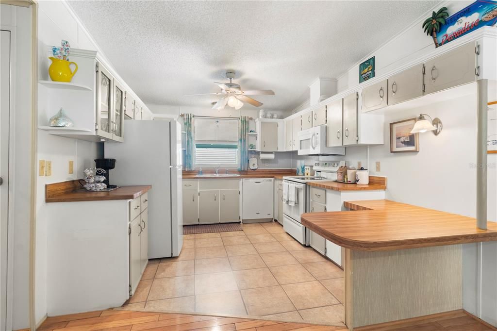 For Sale: $247,900 (2 beds, 2 baths, 1404 Square Feet)