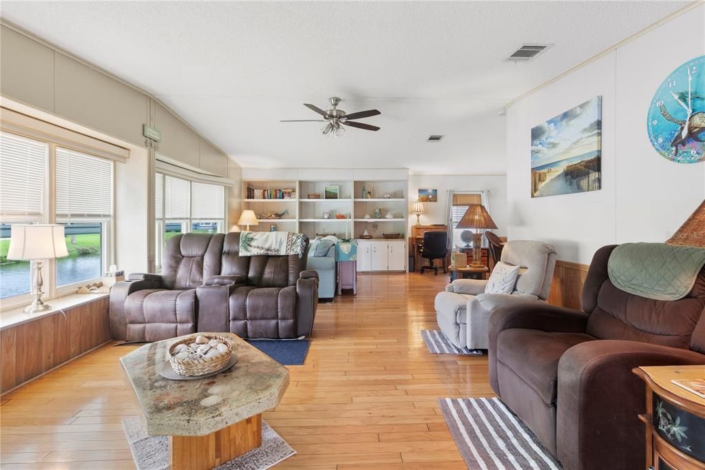 For Sale: $247,900 (2 beds, 2 baths, 1404 Square Feet)