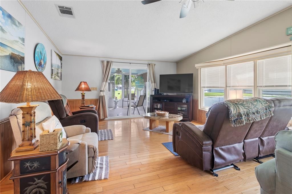 For Sale: $247,900 (2 beds, 2 baths, 1404 Square Feet)
