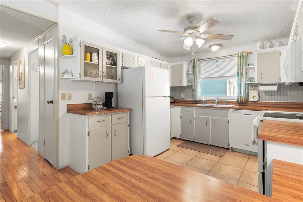 For Sale: $247,900 (2 beds, 2 baths, 1404 Square Feet)