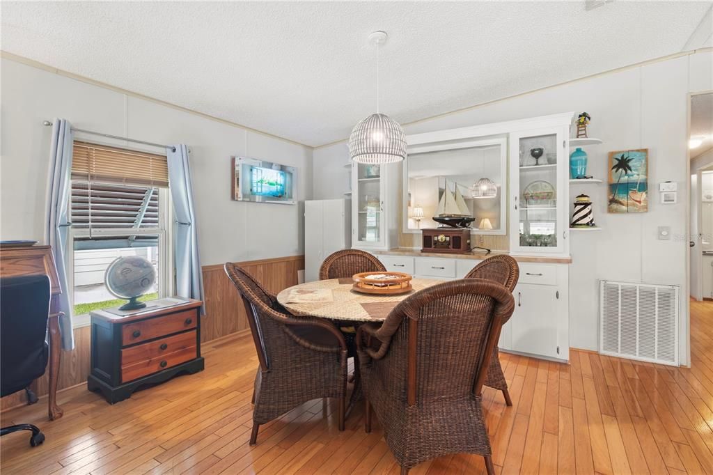 For Sale: $247,900 (2 beds, 2 baths, 1404 Square Feet)