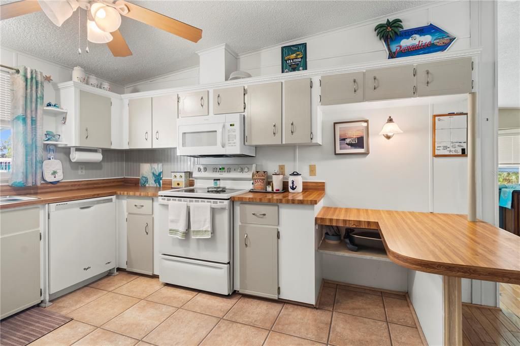 For Sale: $247,900 (2 beds, 2 baths, 1404 Square Feet)