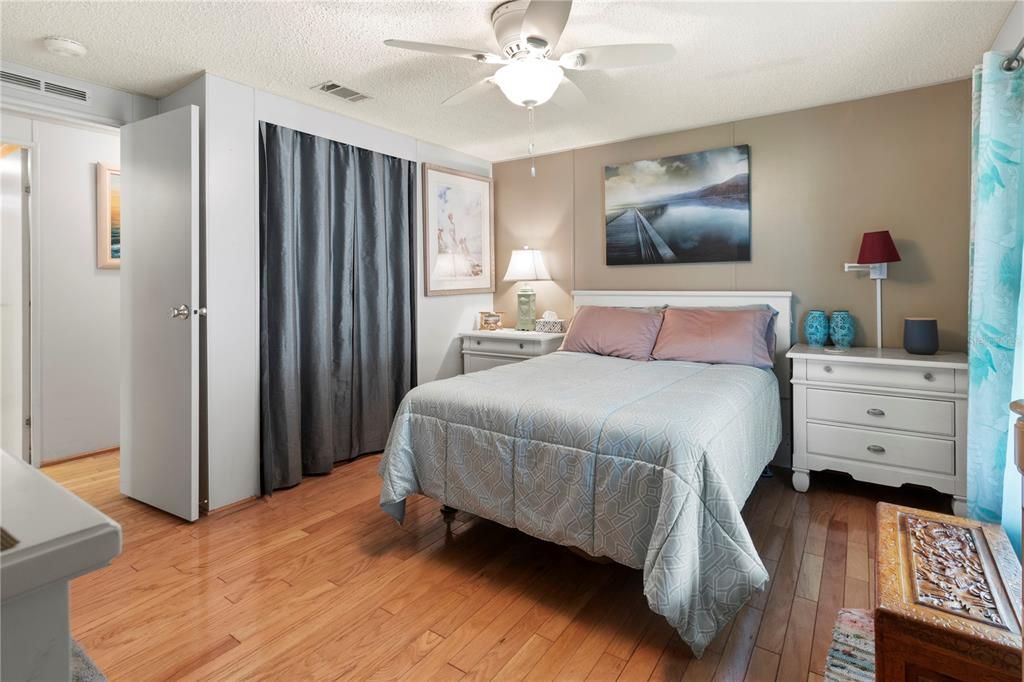 For Sale: $247,900 (2 beds, 2 baths, 1404 Square Feet)