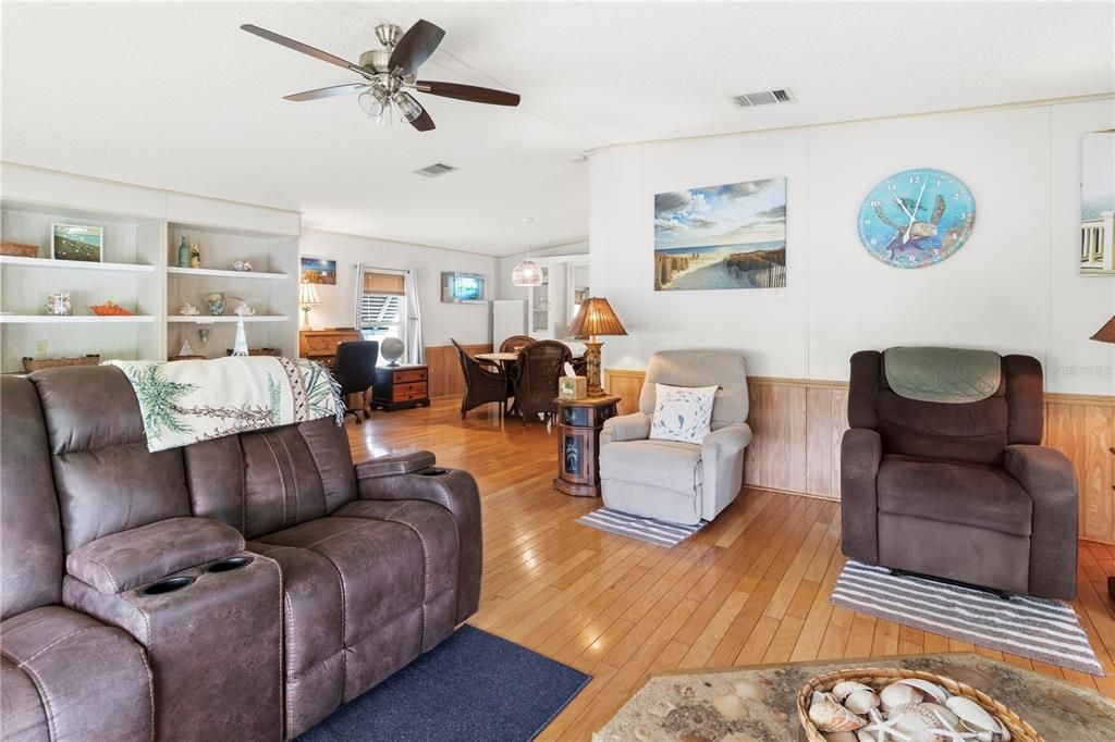 For Sale: $247,900 (2 beds, 2 baths, 1404 Square Feet)