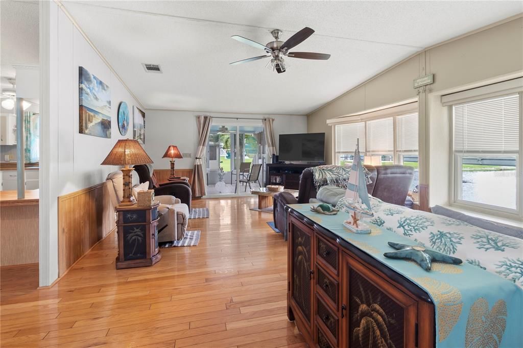 For Sale: $247,900 (2 beds, 2 baths, 1404 Square Feet)