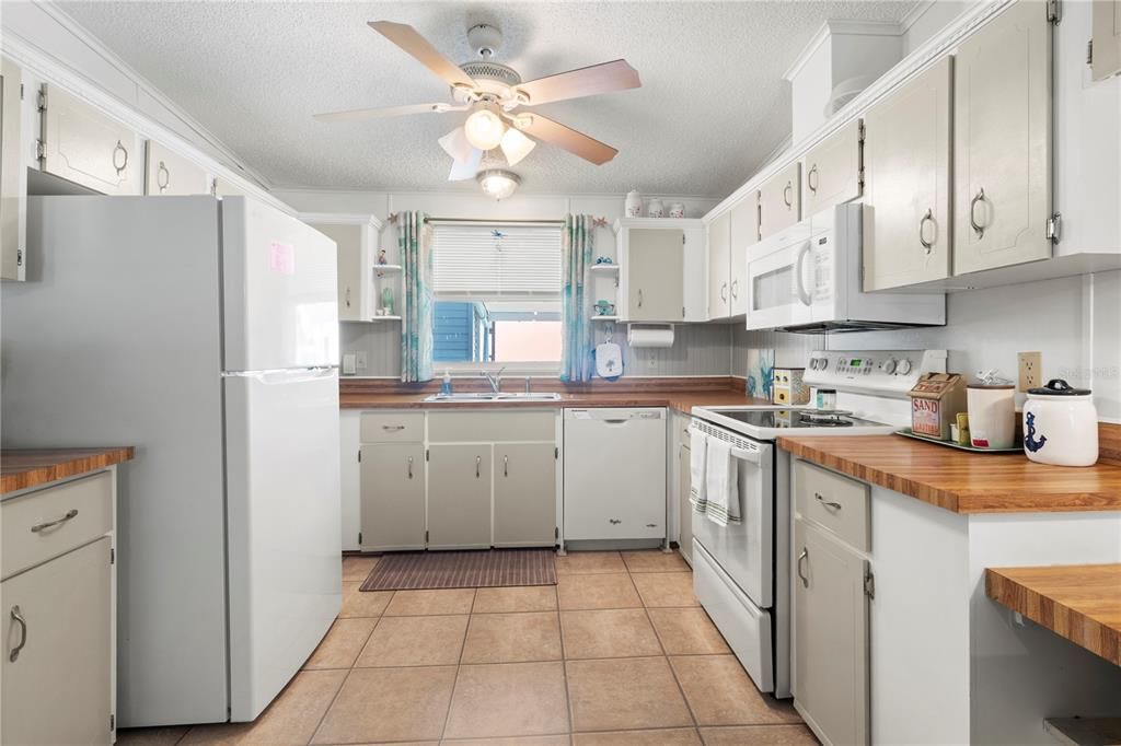 For Sale: $247,900 (2 beds, 2 baths, 1404 Square Feet)