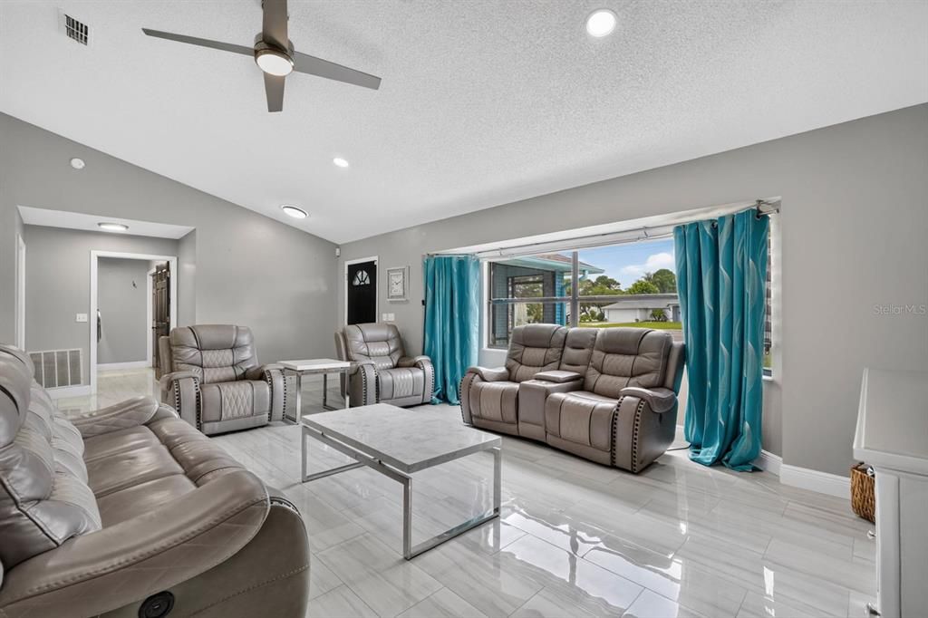 For Sale: $399,900 (3 beds, 2 baths, 1772 Square Feet)