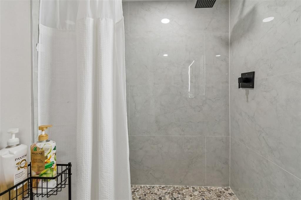 For Rent: $3,495 (4 beds, 2 baths, 1328 Square Feet)