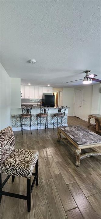 For Rent: $1,150 (1 beds, 1 baths, 720 Square Feet)