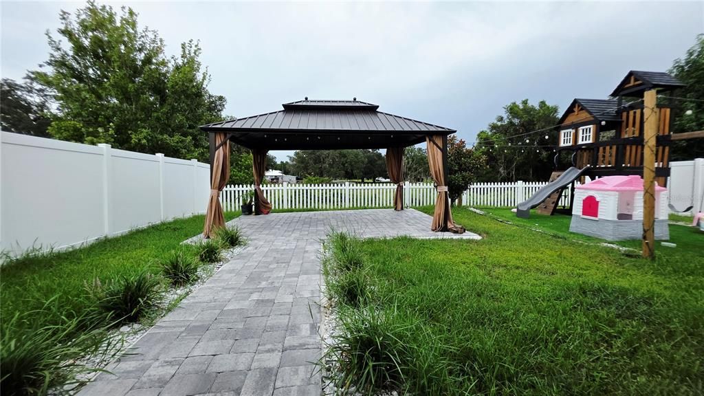 For Rent: $2,300 (3 beds, 1 baths, 1818 Square Feet)