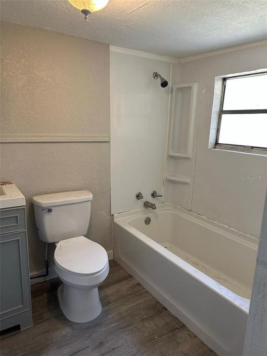 На продажу: $249,990 (2 спален, 1 ванн, 880 Квадратных фут)