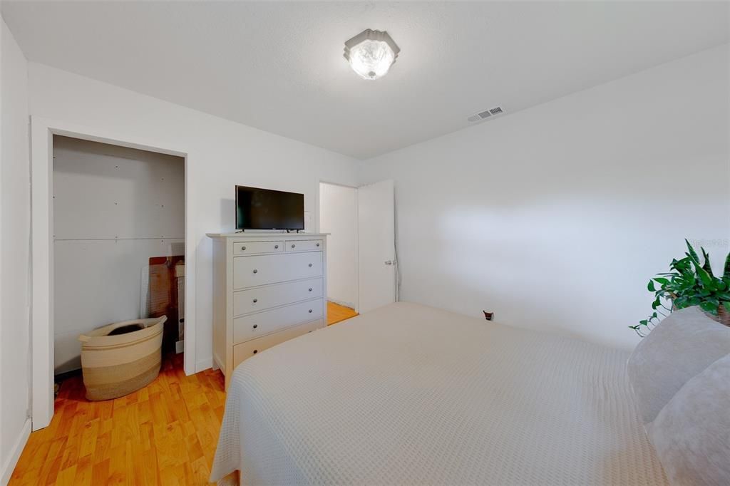 For Sale: $300,000 (2 beds, 1 baths, 1035 Square Feet)